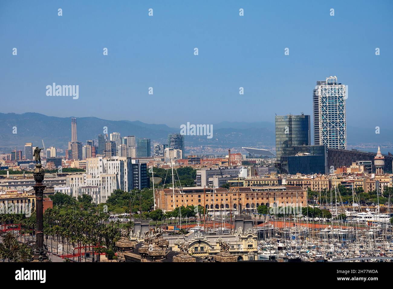 Paesaggio urbano di Barcellona Spagna. Vista aerea dalla collina di Montjuic con il Port Vell e la colonna di Cristoforo Colombo. Catalogna, Europa Foto Stock