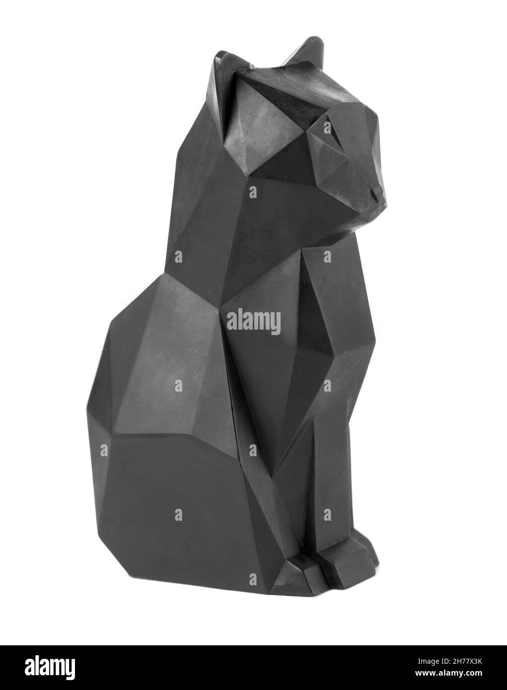 gatto nero su scultura triangolare bianca isolato Foto Stock