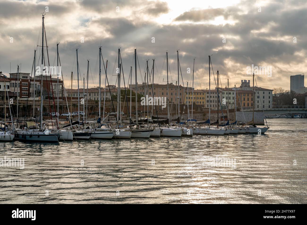 Cielo spettacolare sull'antico porto mediceo di Livorno, Italia Foto Stock