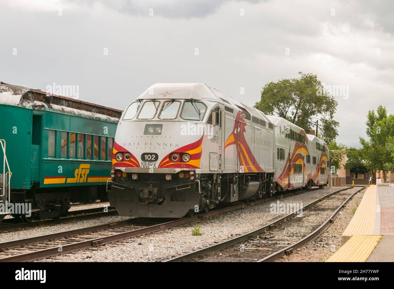 Treno ferroviario passeggeri e locomotiva a Santa Fe railyard sulla famosa Route 66 USA Foto Stock