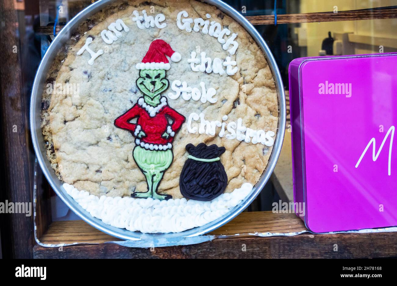 Sono il Grinch che ha rubato la torta di Natale che vende ad una piccola panetteria in Liverpool UNO Foto Stock