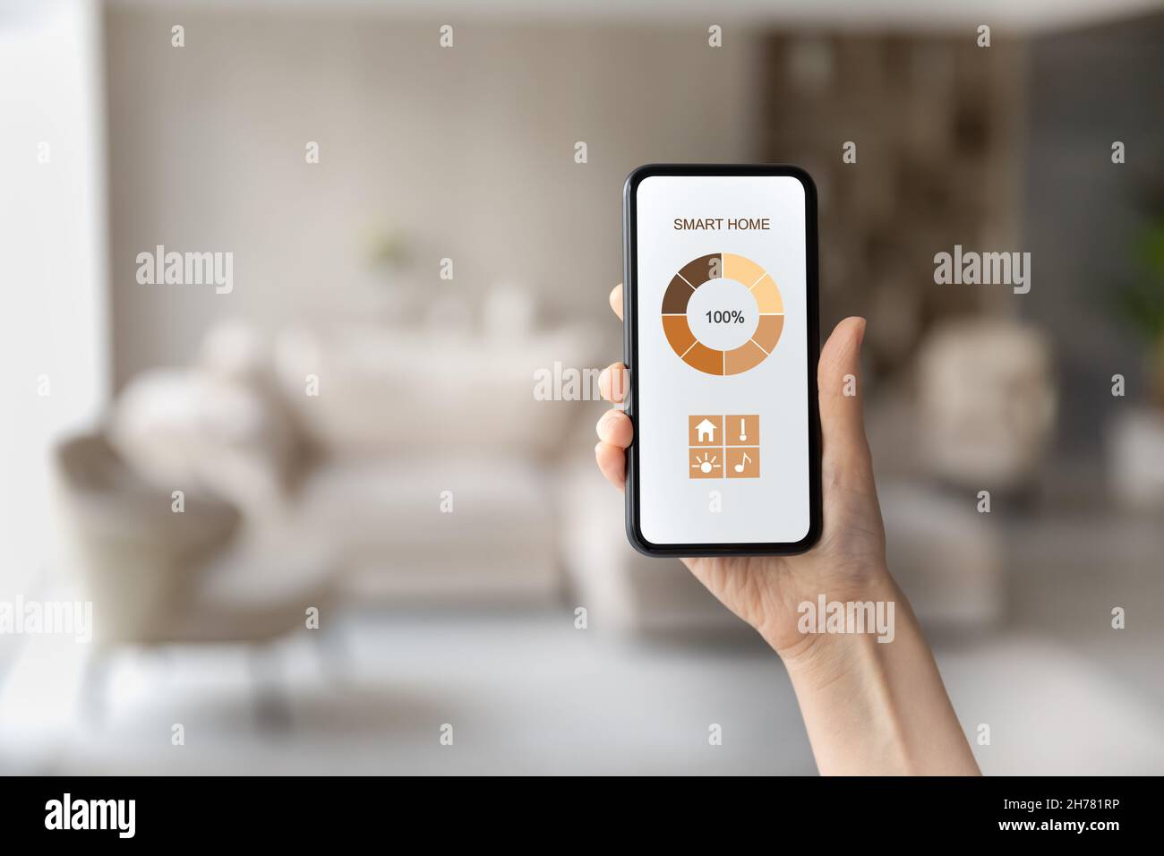 Ravvicinato donna con smartphone, che controlla i sistemi domestici intelligenti Foto Stock