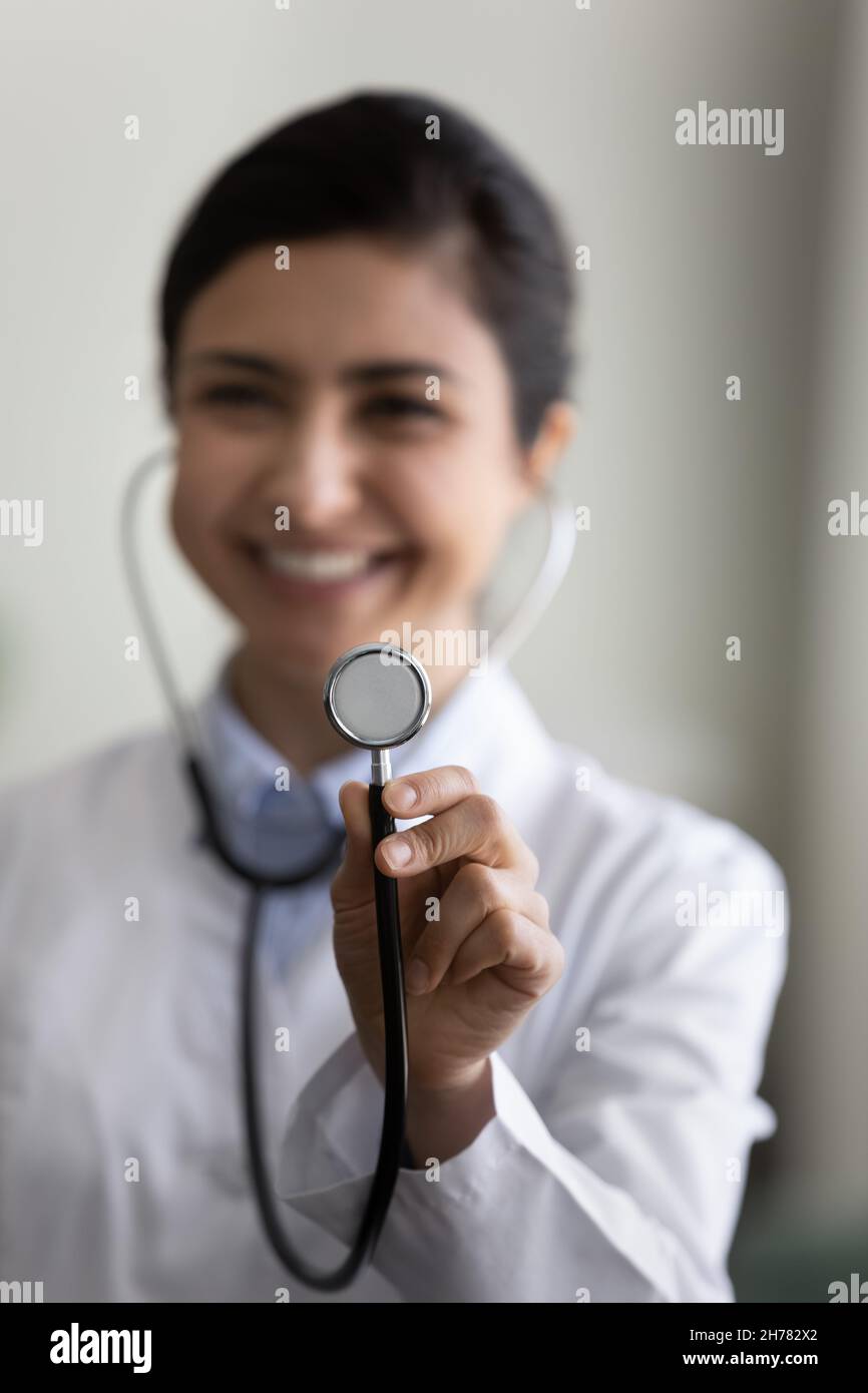 Foto verticale primo piano sorridente medico indiano in possesso stetoscopio Foto Stock