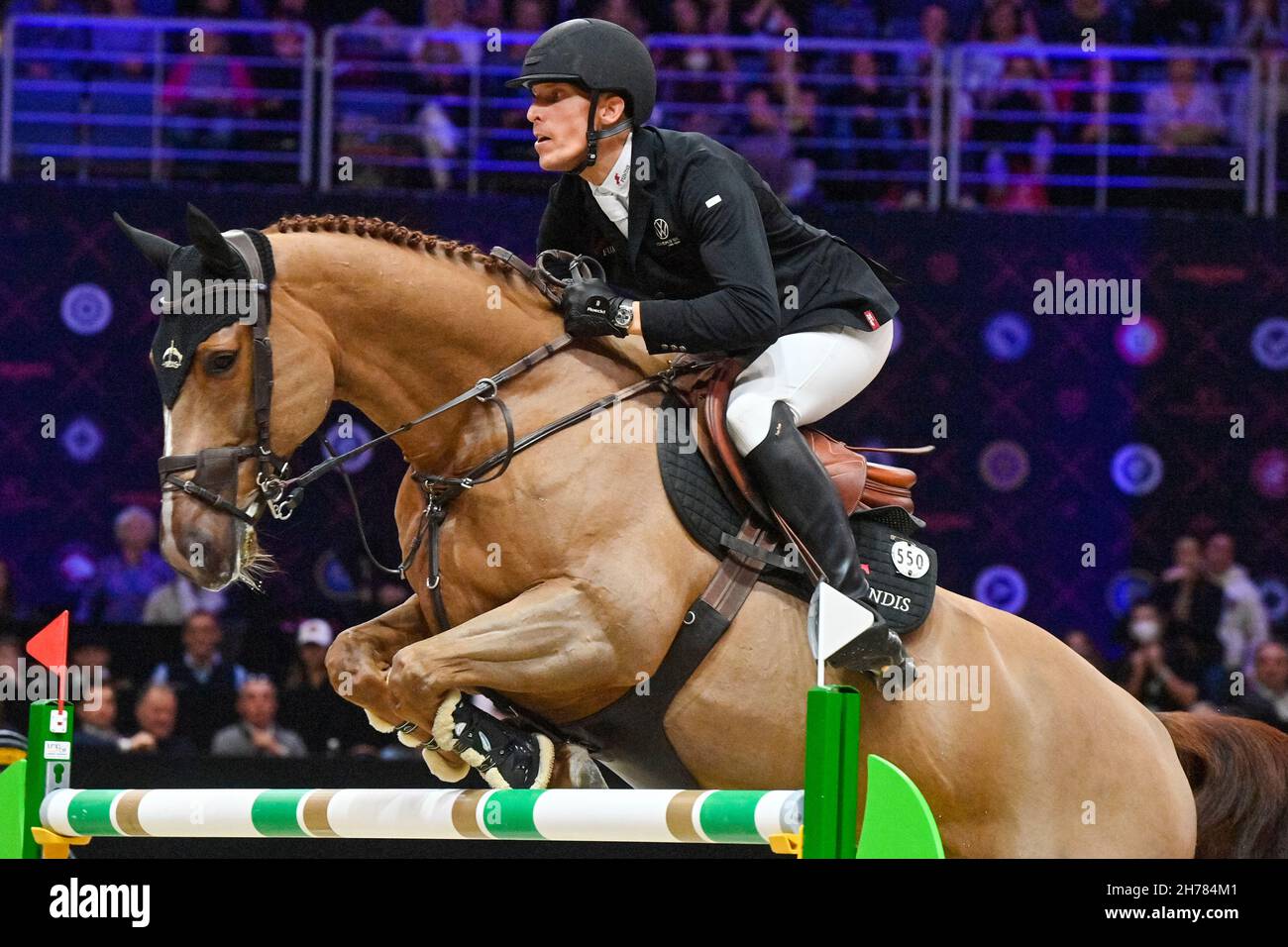 Praga, Repubblica Ceca. 20 Nov 2021. Henrik von Eckermann di Svezia con il cavallo King Edvard compete durante il Global Champions Prague Playoffs show jumping Super Grand Prix finale a Praga, Repubblica Ceca, 20 novembre 2021. Credit: Vit Simanek/CTK Photo/Alamy Live News Foto Stock