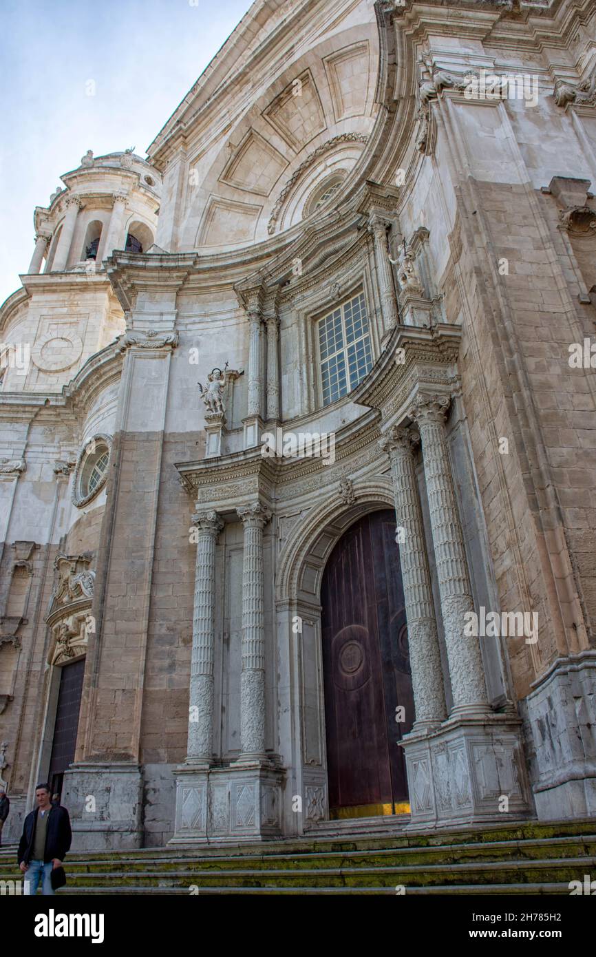 Catedral de la Santa Cruz sobre el mar y sus detalles en Cádiz, España Foto Stock