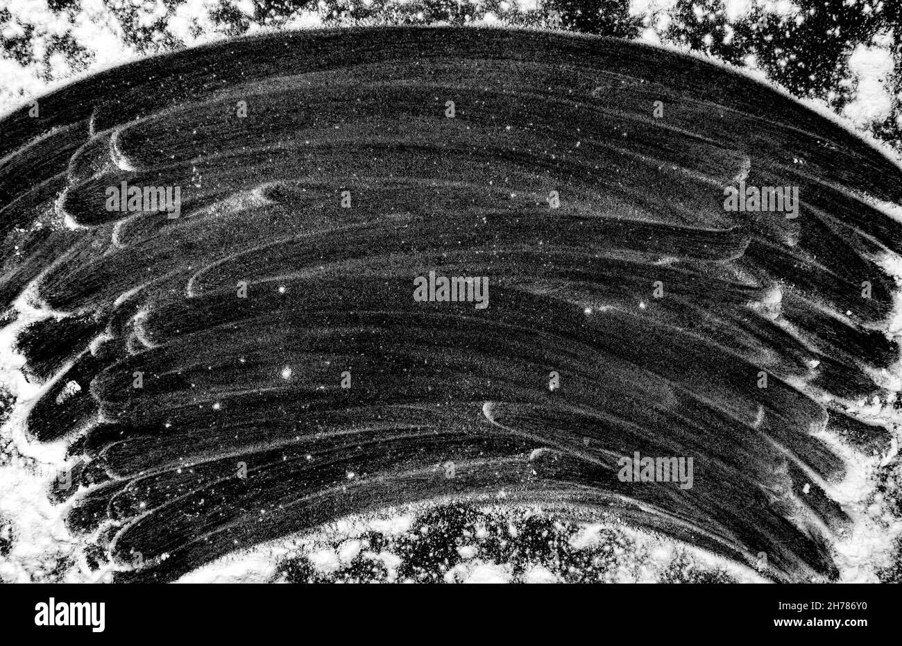 Sfondo di farina o polvere su sfondo nero con linee e strisce astratte stravaganti Foto Stock
