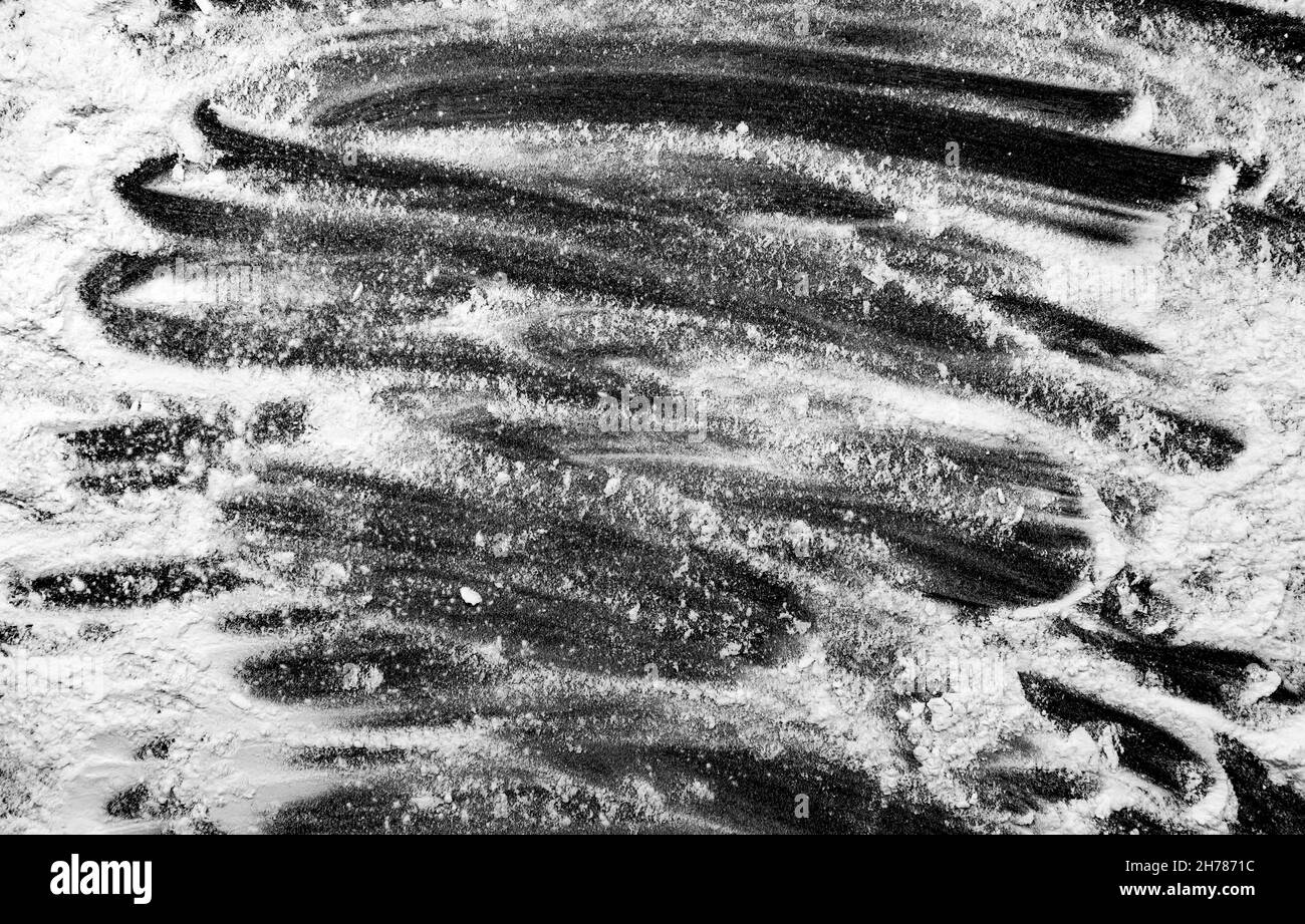 Sfondo di farina o polvere su sfondo nero con linee e strisce astratte stravaganti Foto Stock