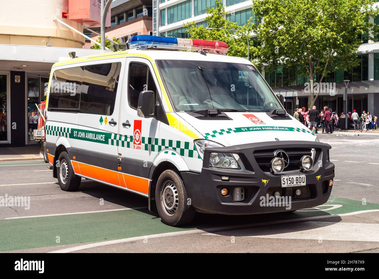 Adelaide, Australia - 9 novembre 2019: Auto St John Ambulance che blocca la strada nel centro della città durante la sfilata di Natale in un giorno Foto Stock