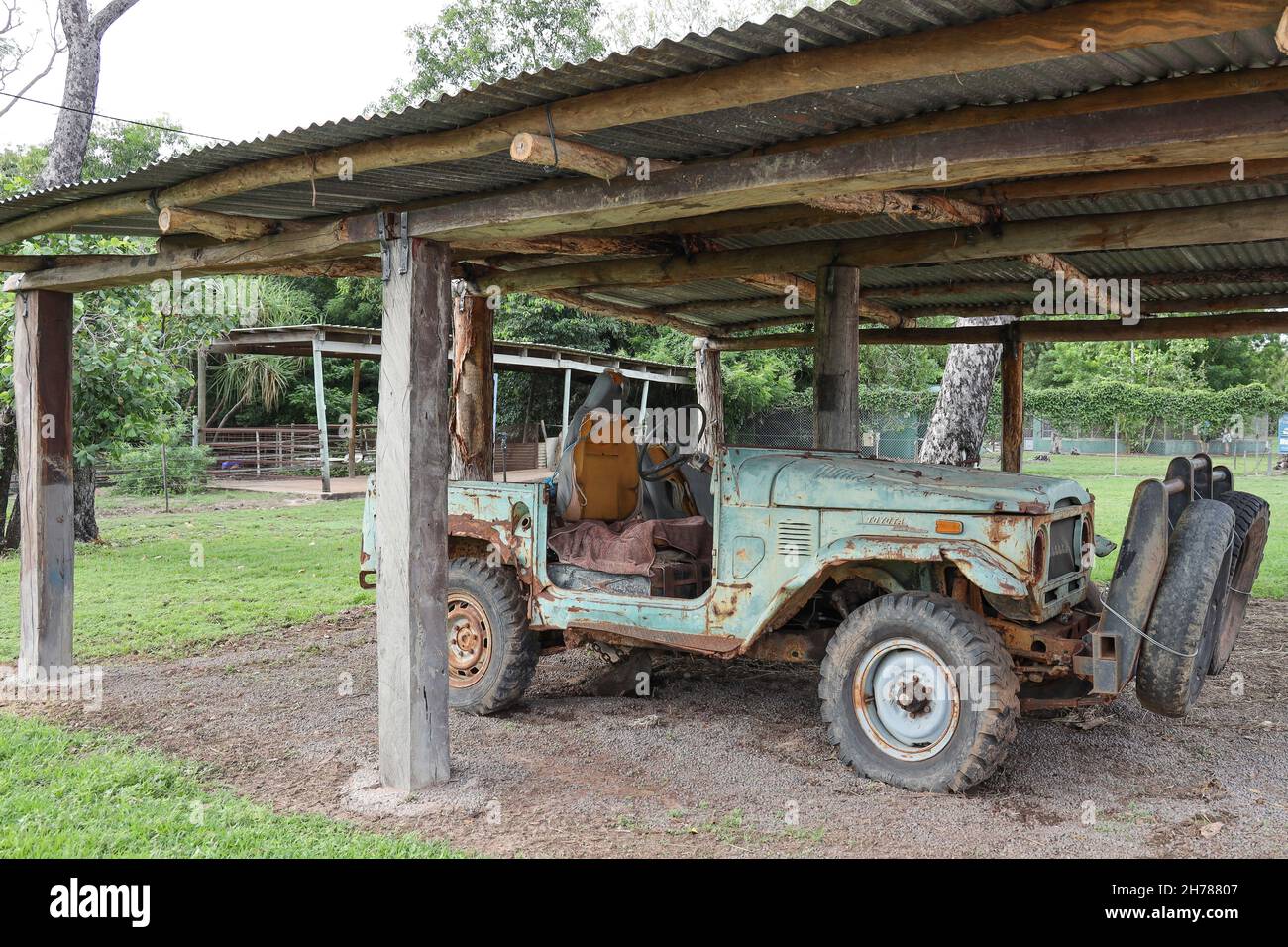 Old Toyata Land Cruiser in un capannone nel territorio del Nord, Australia Foto Stock