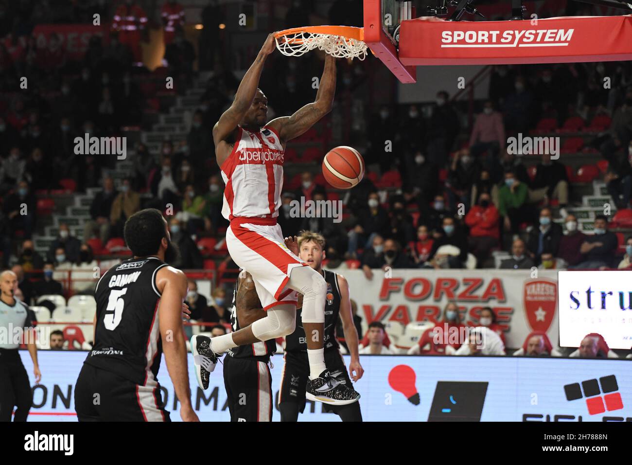 22 Jalen Jones OpenJobMetis Varese in occasione della partita LBA Italy Championship tra Openjobmetis Varese e Bertram Dutthona Tortona, a Varese, il 20 novembre 2021. Credit: Fabio Averna/Alamy Live News Foto Stock