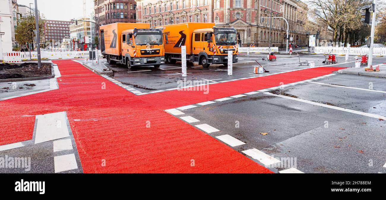 Amburgo, Germania. 21 Nov 2021. Le piste ciclabili appena installate sull'Esplanade sono contrassegnate con vernice rossa. Credit: Markus Scholz/dpa/Alamy Live News Foto Stock