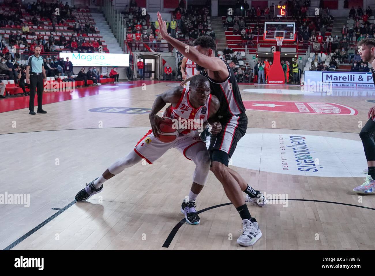 22 Jalen Jones OpenJobMetis Varese durante la partita del Campionato LBA Italia tra Openjobmetis Varese e Bertram Derthona Tortona, a Varese, il 20 novembre 2021.Credit: Fabio Averna/Alamy Live News Foto Stock