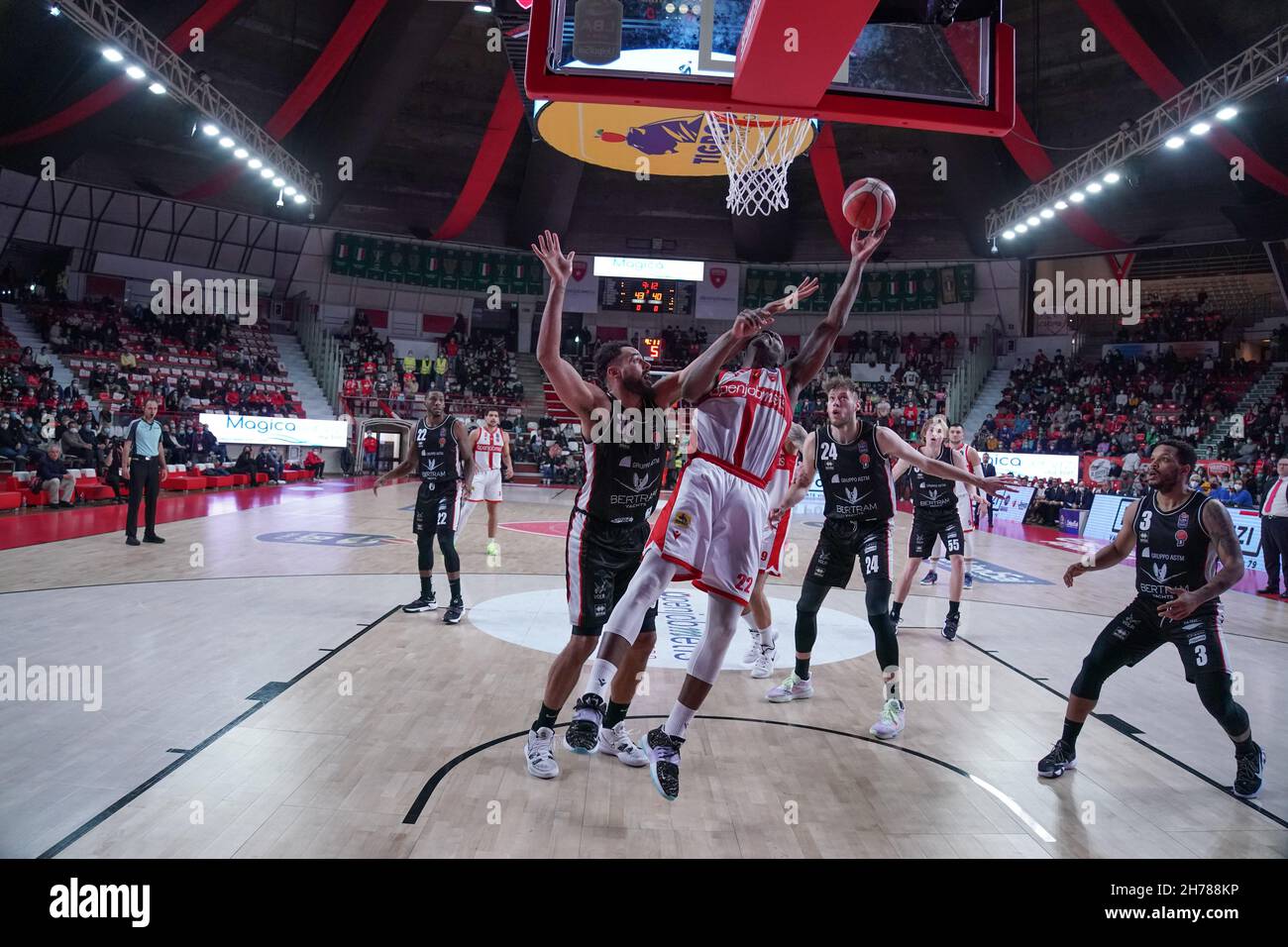 22 Jalen Jones OpenJobMetis Varese in occasione della partita LBA Italy Championship tra Openjobmetis Varese e Bertram Dutthona Tortona, a Varese, il 20 novembre 2021. Credit: Fabio Averna/Alamy Live News Foto Stock