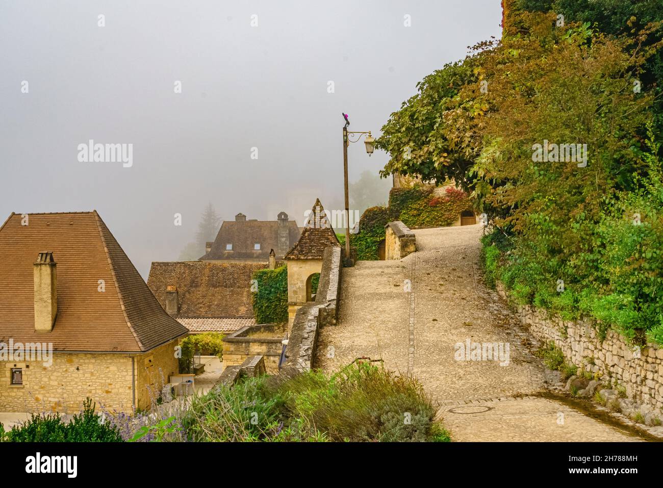 Strade di la Roque-Gageac, coperto. La Dordogna. Francia. Ottobre 2021 Foto Stock