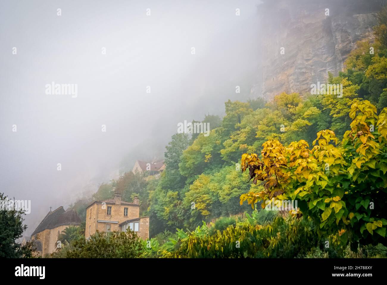 Nebbia sopra la Roque-Gageac, coperto. La Dordogna. Francia. Ottobre 2021 Foto Stock