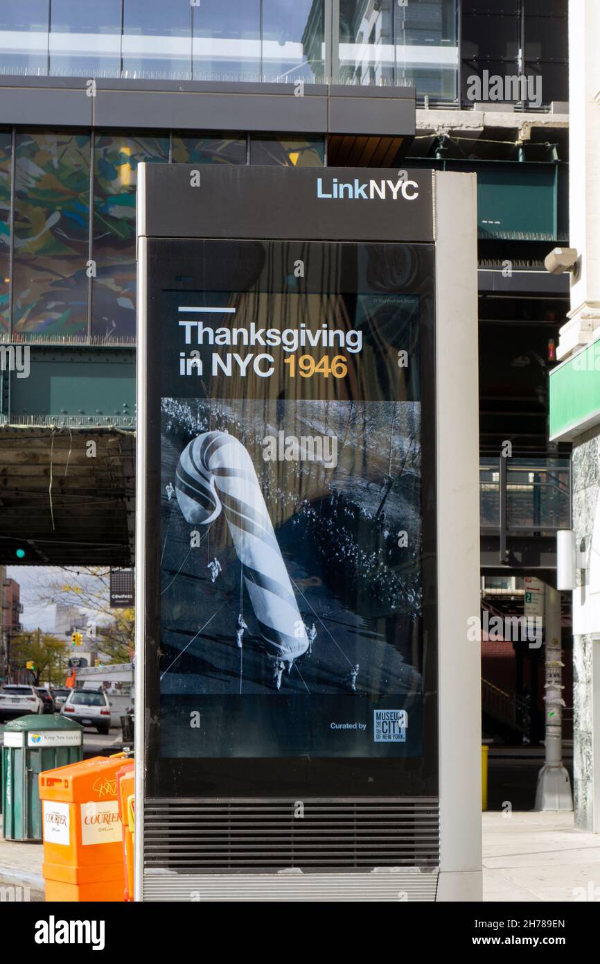 Una macchina LINKNYC a Broadway in Astoria con una foto flashback della sfilata del giorno del Ringraziamento di Macy del 1946. A Queens, New York. Foto Stock