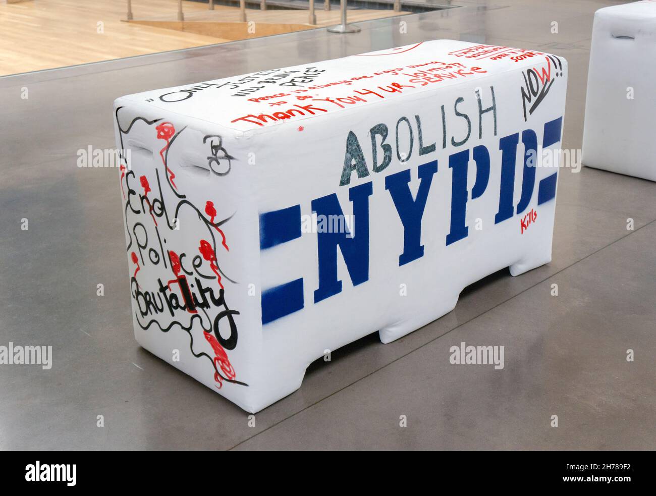 Un compensato e imitazione di schiuma di una barriera della polizia NYPD che gli spettatori sono invitati a scrivere. Al Queens Museum di Flushing Meadows Corona Park, New York Foto Stock