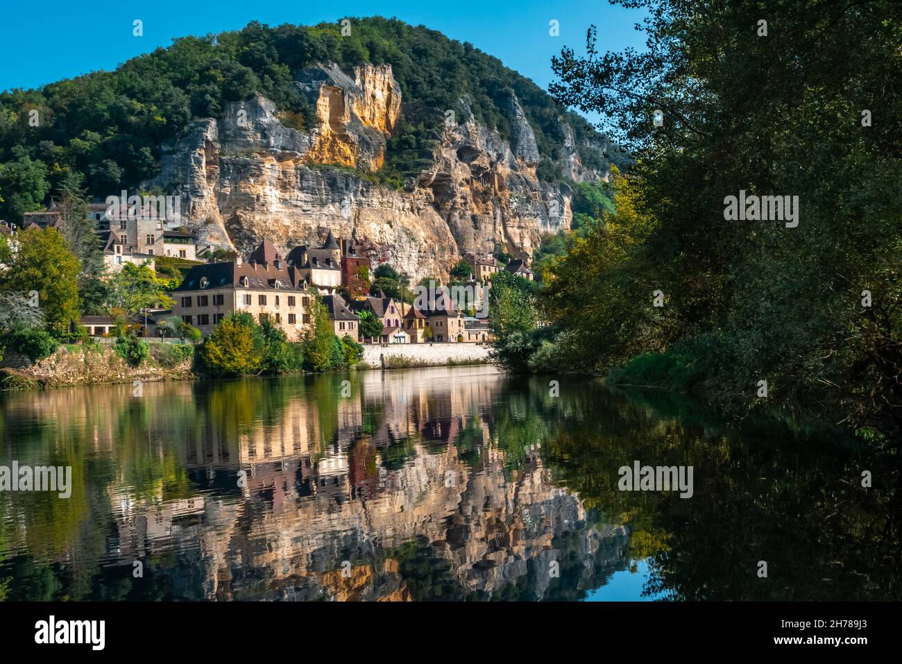 Vista sulla città di la Roque-Gageac, dal fiume. La Dordogna. Francia Foto Stock