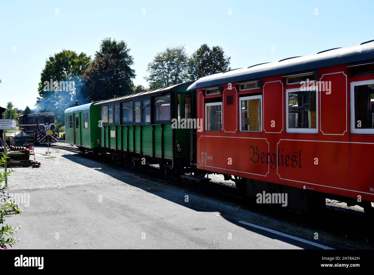 Stainz, Austria - 23 settembre 2021: Carri colorati del cosiddetto Flascherlzug - treno in bottiglia - una ferrovia a scartamento ridotto è un attra turistico popolare Foto Stock