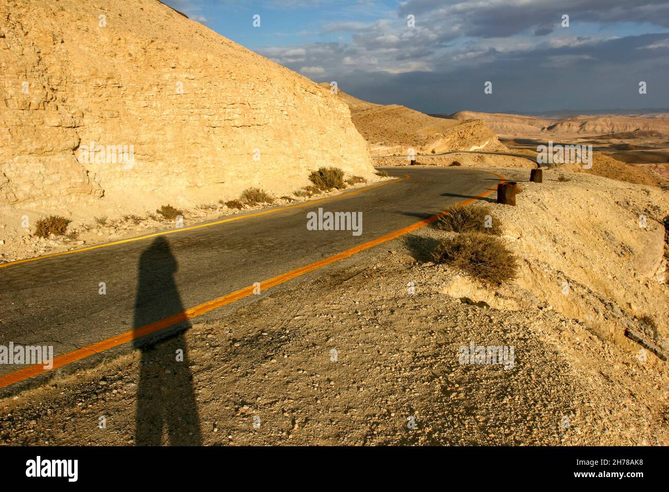 Il paesaggio del deserto di Negev fotografato a HaMakhtesh HaGadol (il grande cratere) è un makhtesh, una forma geologica erosionale del deserto di Negev in Israele. IT Foto Stock