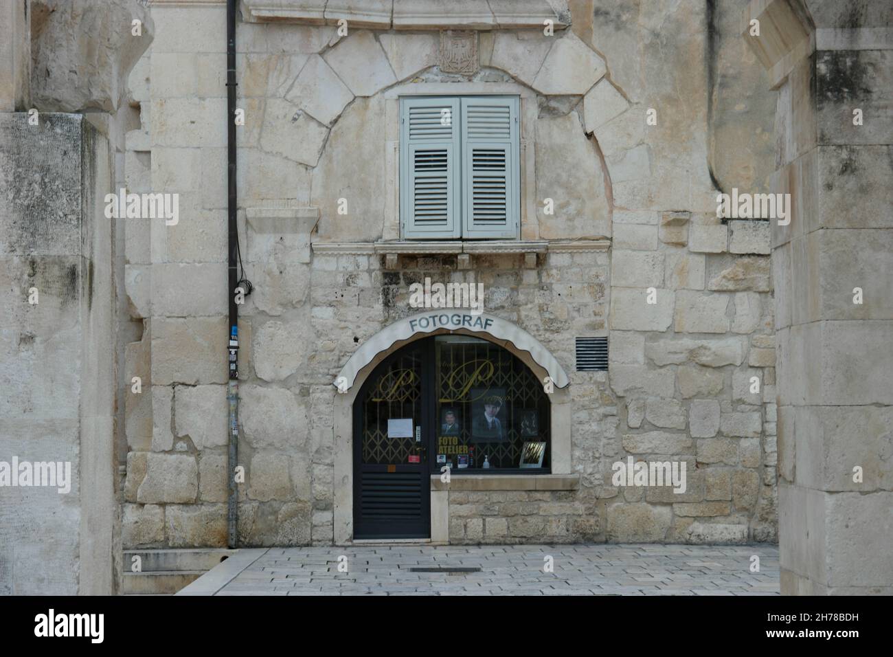 Negozio di fotografo accanto al Peristilio del PalaceSplit di Diocleziano (Dalmazia, Croazia) Foto Stock