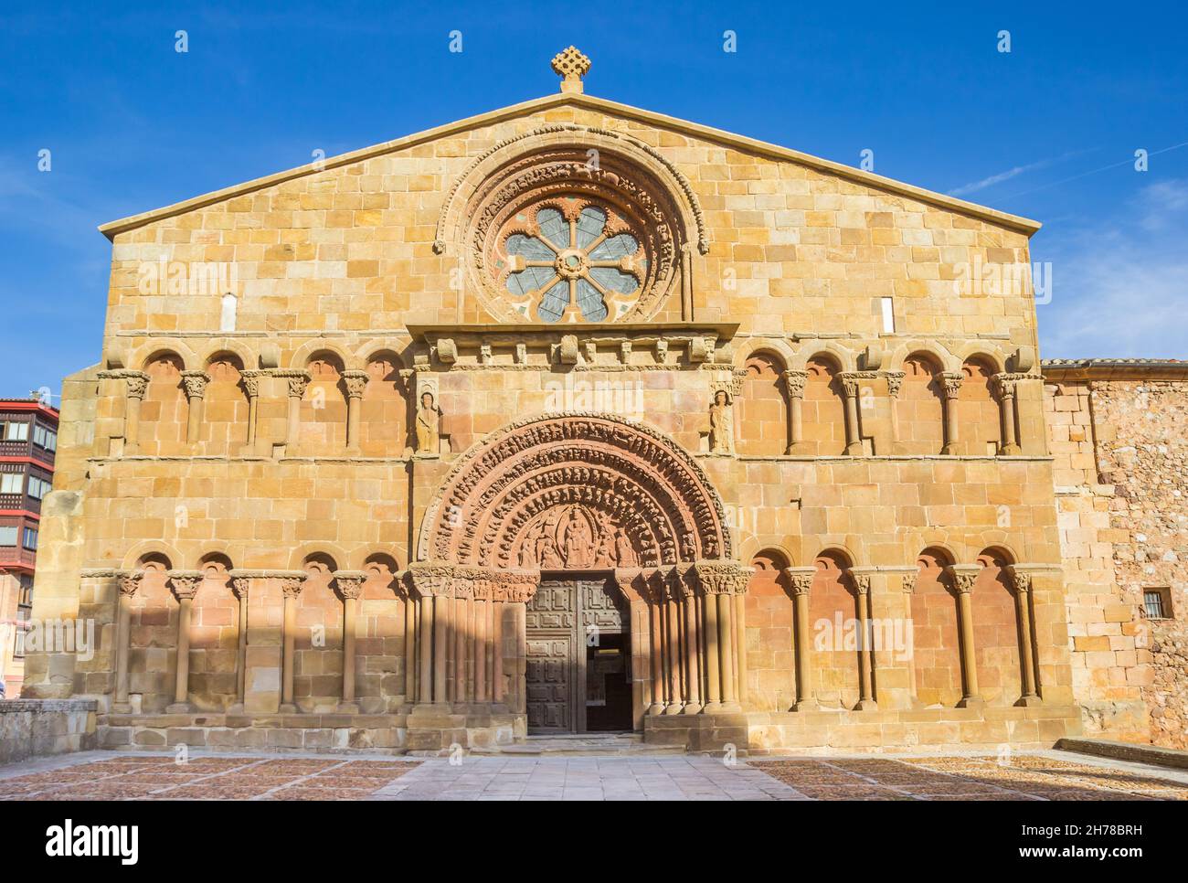 Facciata anteriore della storica chiesa di Santo Domingo a Soria, Spagna Foto Stock