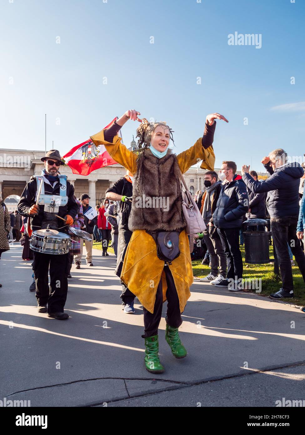 Vienna, Austria - Novembre 20 2021: Protesta anti-vaccinazione alla dimostrazione di Heldenplatz a Vienna, ballando in Costume Foto Stock