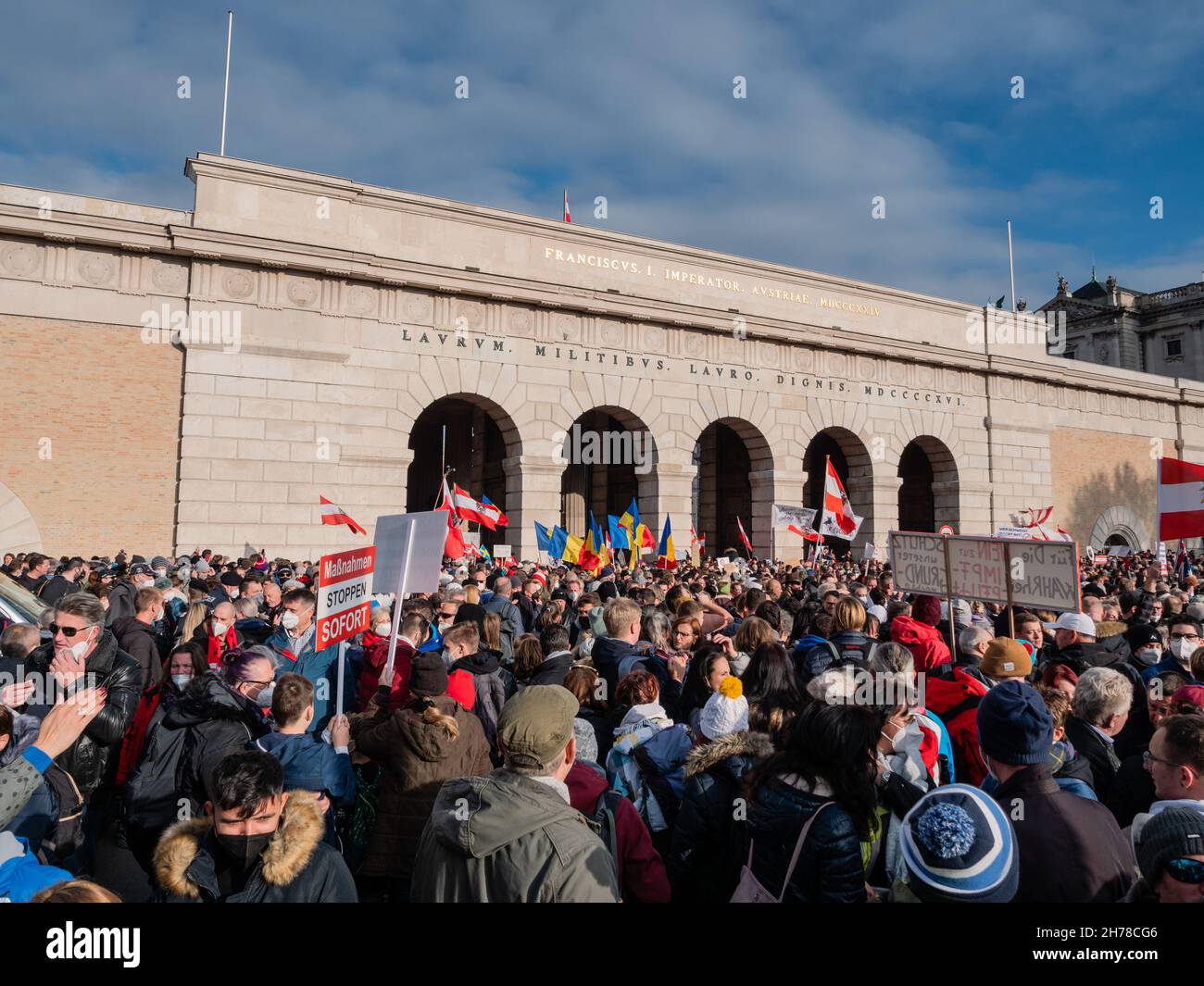 Vienna, Austria - Novembre 20 2021: Anti-Vax Covid-19 demonstione folla presso la porta esterna del Castello o Ausseres Burgtor. Foto Stock