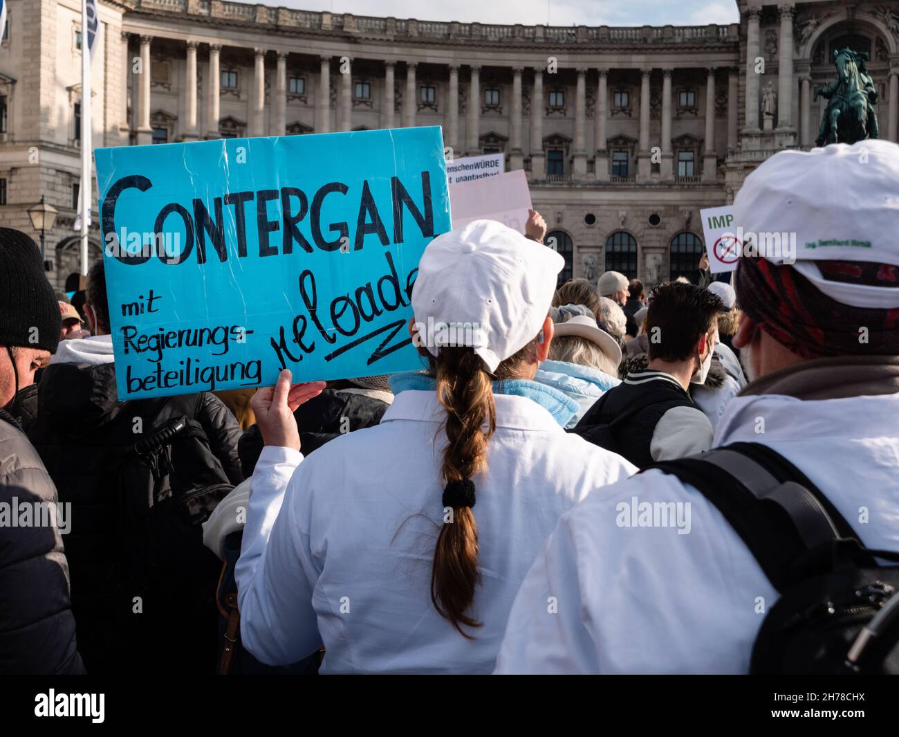 Vienna, Austria - Novembre 20 2021: Protesta anti-vaccinazione alla dimostrazione di Heldenplatz a Vienna, segno d'insign 'Contergan Reloaded'. Foto Stock