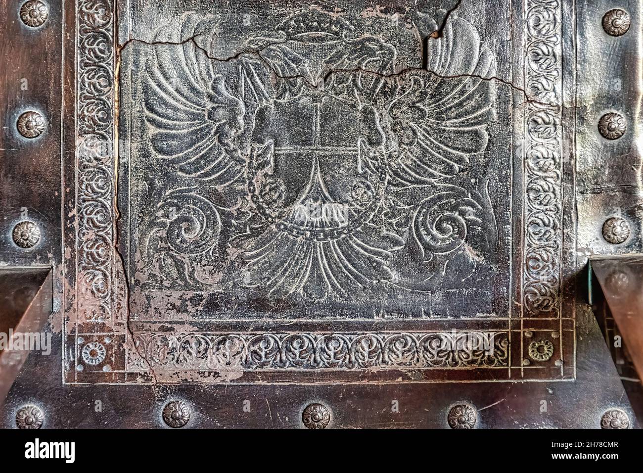 Parte di un sedile in pelle di stile coloniale visto all'interno di un ChurchNov Cattolico. 21, 2021 Foto Stock