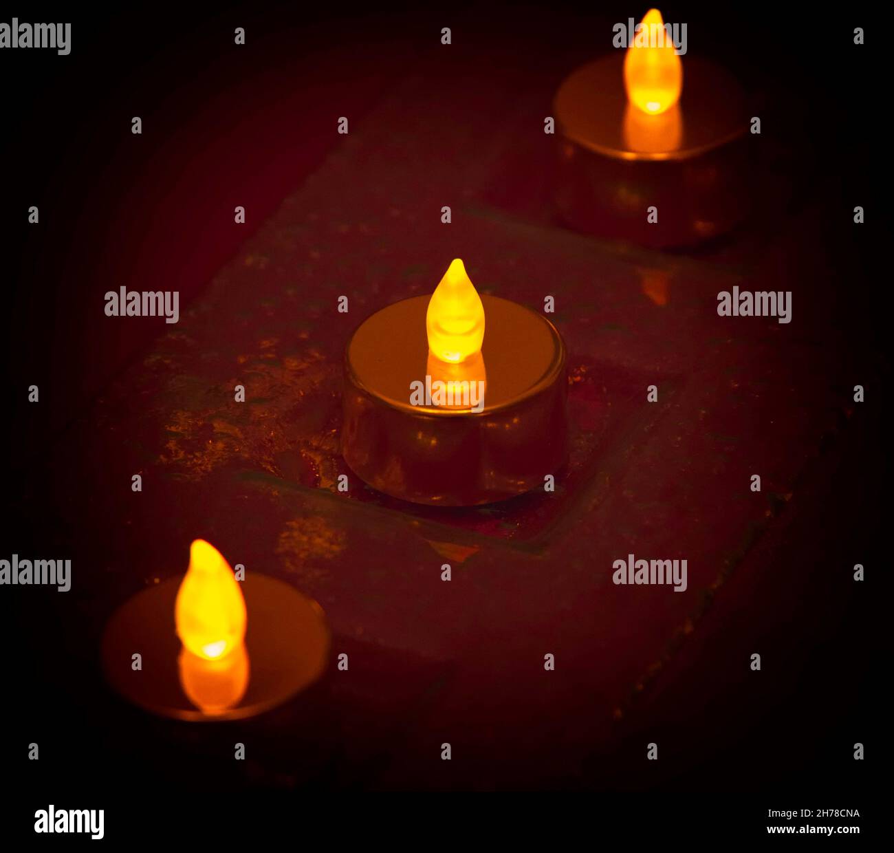 Set di candele di Natale accese Foto Stock