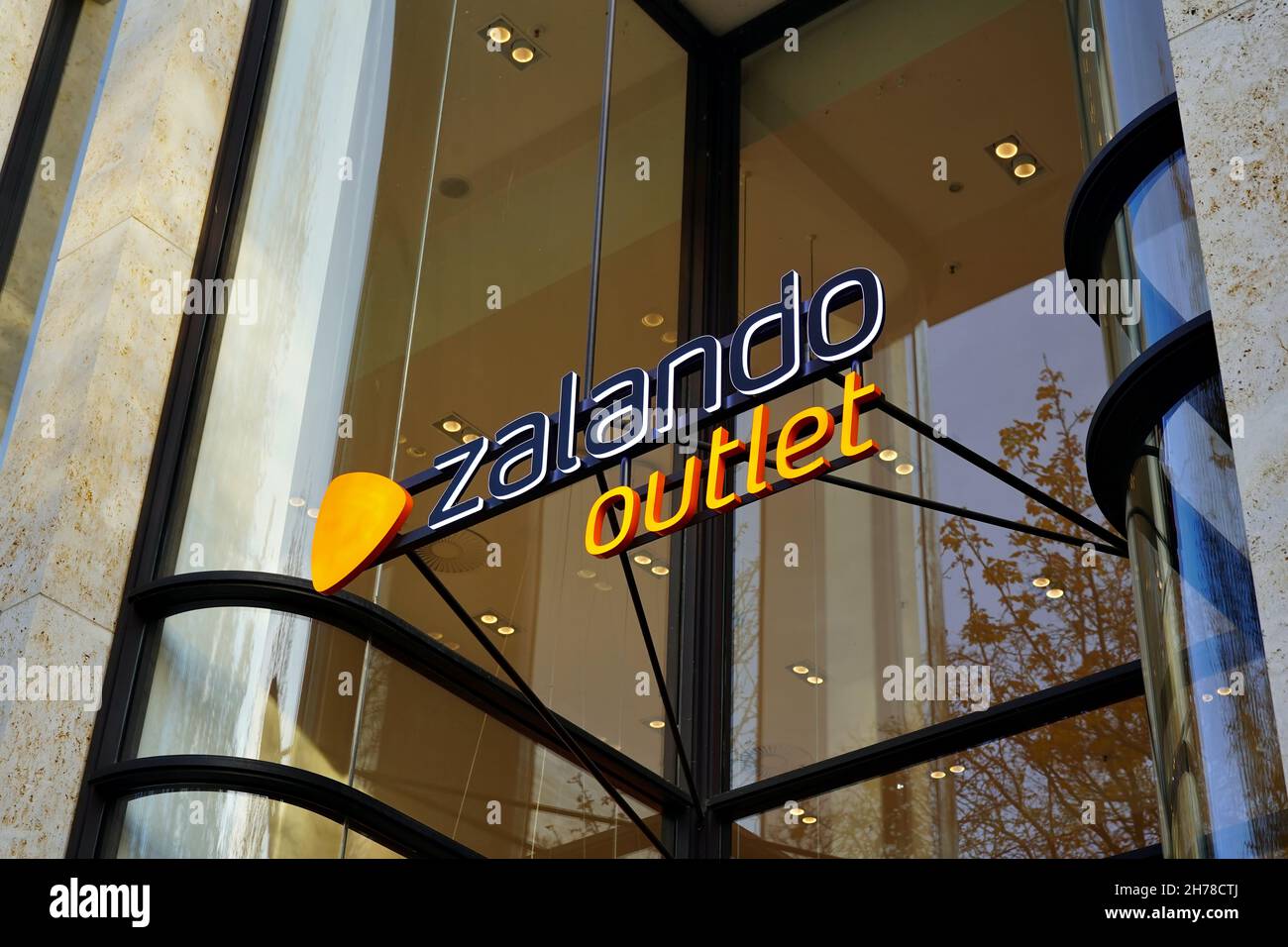 Exerior di un negozio outlet Zalando nella via dello shopping Königsallee a  Düsseldorf, Germania Foto stock - Alamy