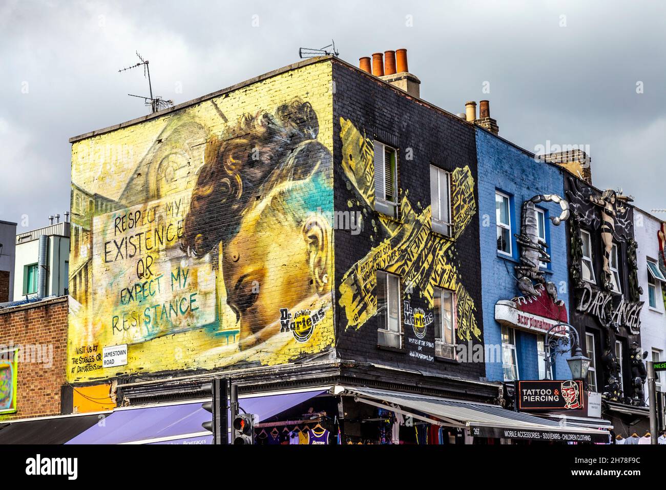 Murales e negozi decorati all'incrocio tra Camden High Street e Jamestown Road, Camden, Londra, Regno Unito Foto Stock