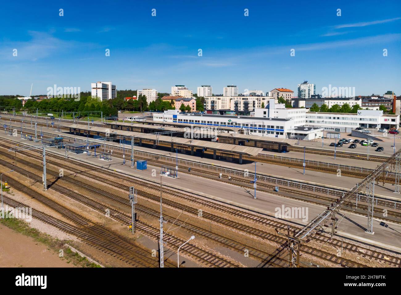 Kouvola, Finlandia - 4 giugno 2021: Vista aerea della stazione ferroviaria di Kouvola e del centro città. Foto Stock