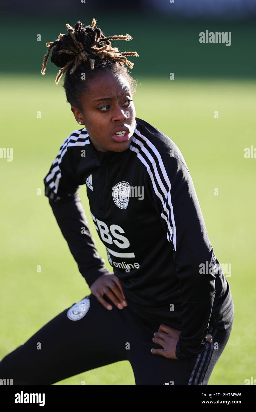 LEICESTER, GBR. 21 NOVEMBRE. Paige Bailey-Gayle di Leicester City in vista del kickoff durante la partita Barclays fa Women's Super League tra Leicester City ed Everton al Pirelli Stadium di Burton upon Trent domenica 21 novembre 2021. (Credit: James Holyoak | MI News) Credit: MI News & Sport /Alamy Live News Foto Stock