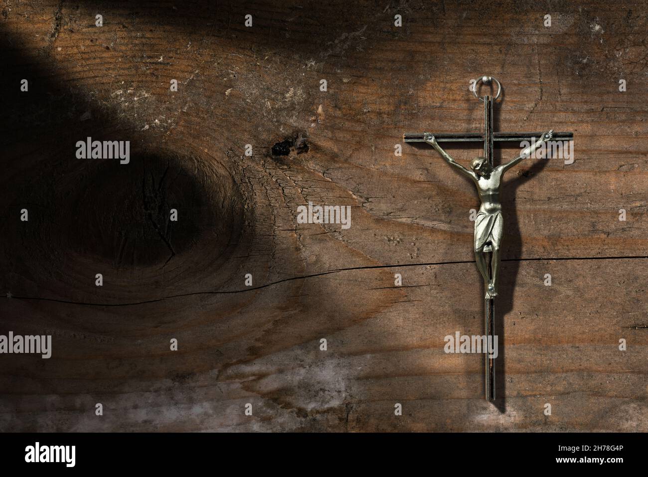 Crocifissione di Gesù Cristo - simbolo del cristianesimo, su sfondo di legno scuro Foto Stock
