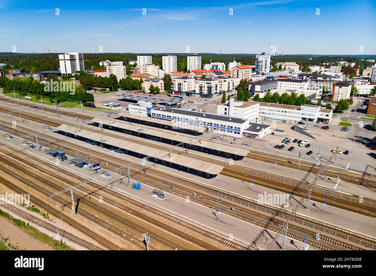 Kouvola, Finlandia - 4 giugno 2021: Vista aerea della stazione ferroviaria di Kouvola e del centro città. Foto Stock