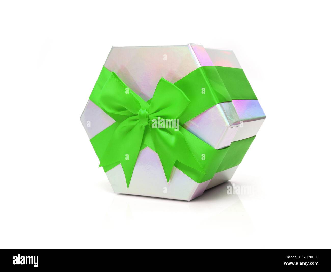 Confezione regalo in argento con arco in raso verde isolato su sfondo bianco. Foto Stock