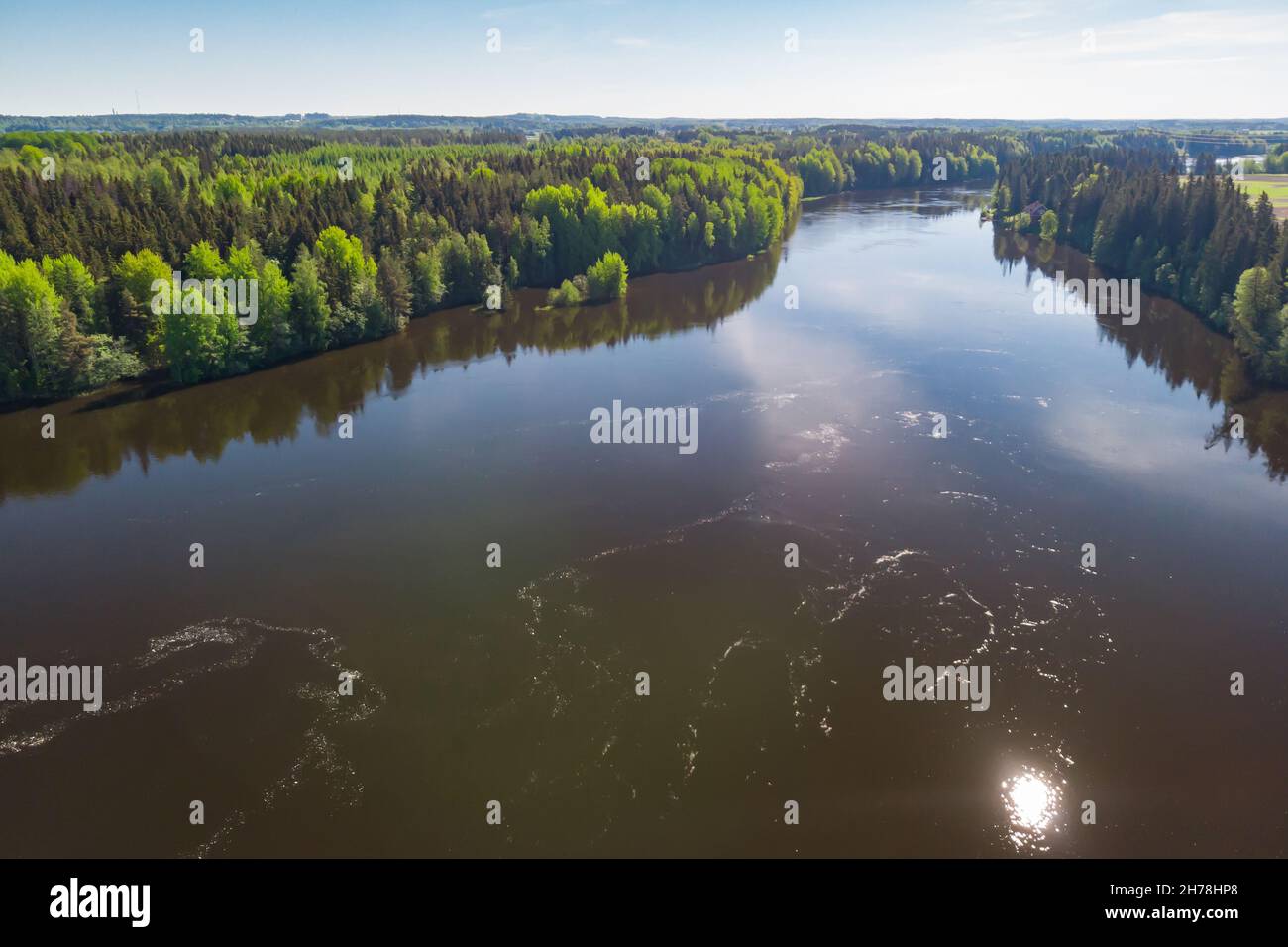 Vista aerea estiva delle acque del fiume Kymijoki in Finlandia, Kymenlaakso, Kouvola, Koria Foto Stock