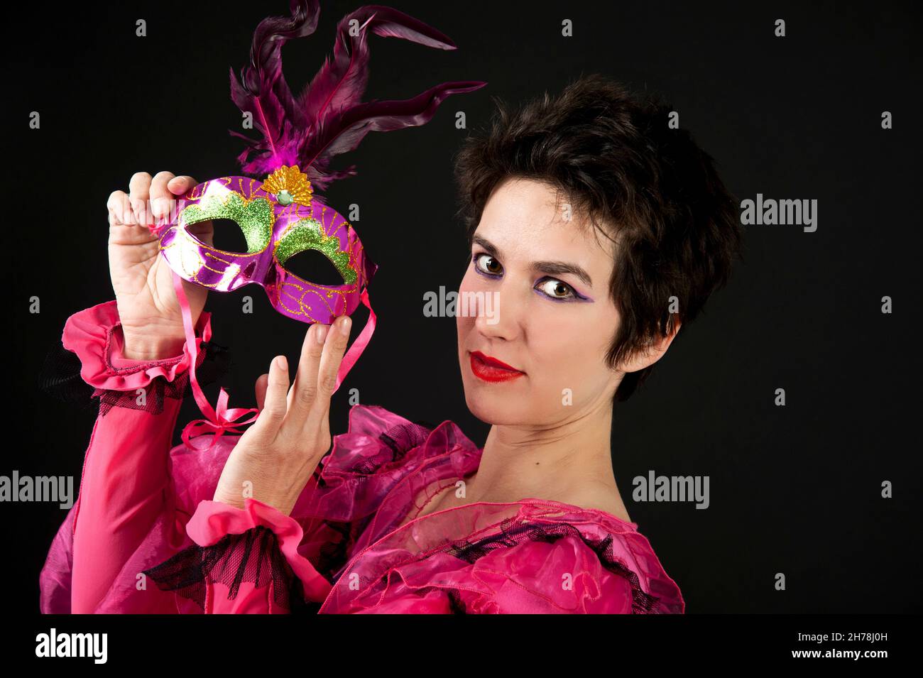 Donna in rosa con maschera Foto Stock