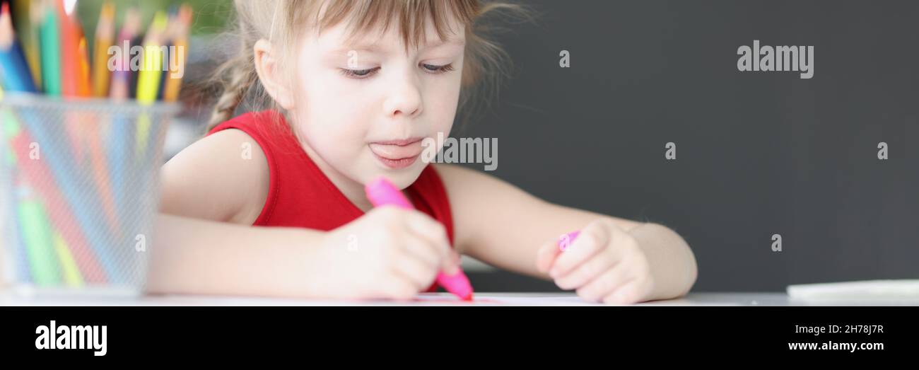 Per bambini Disegno con matite colorate Foto stock - Alamy