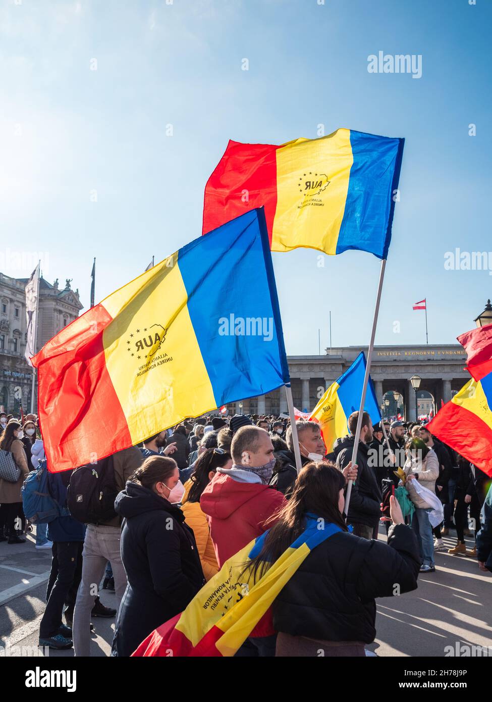 Vienna, Austria - Novembre 20 2021: Alleanza per l'Unione dei rumeni AUR i manifestanti dell'ala destra al Covid-19 contro la demonstrazione del Vax, con il rumeno Fl Foto Stock
