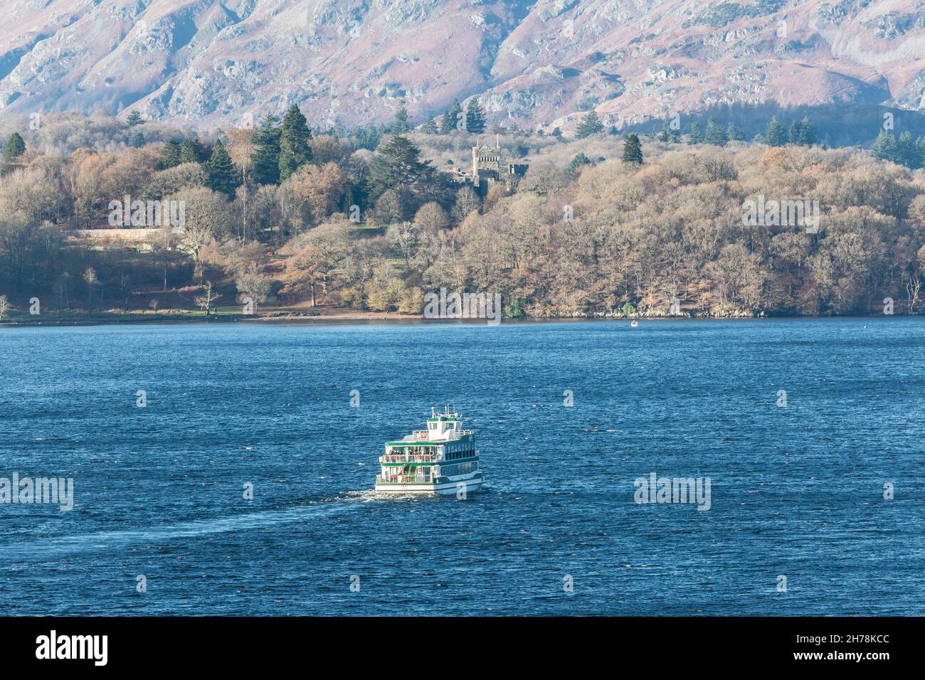 Lago Windermere .Cumbria . 21 novembre 2021. Meteo Regno Unito . Giorno di sole luminoso e freddo. Lago Windermere { The Lake District } con le Langdale Fells sullo sfondo .The MV Swift , £ 4,5milioni di investimento da Windermere Lake Cruises .. Questa nave è stata costruita nel 2020 dal gruppo Damen Shipyards. Le sezioni di barca sono state trasportate su strada fino al lago e assemblate. Il M.V. Swift è lungo 34.4 metri e utilizza 2 motori Volvo Penta per alimentare un sistema di propulsione elettrica. È presidiato da un equipaggio di quattro persone. Shoosmith/Alamy News Credit: Gordon Shoosmith/Alamy Live News Foto Stock