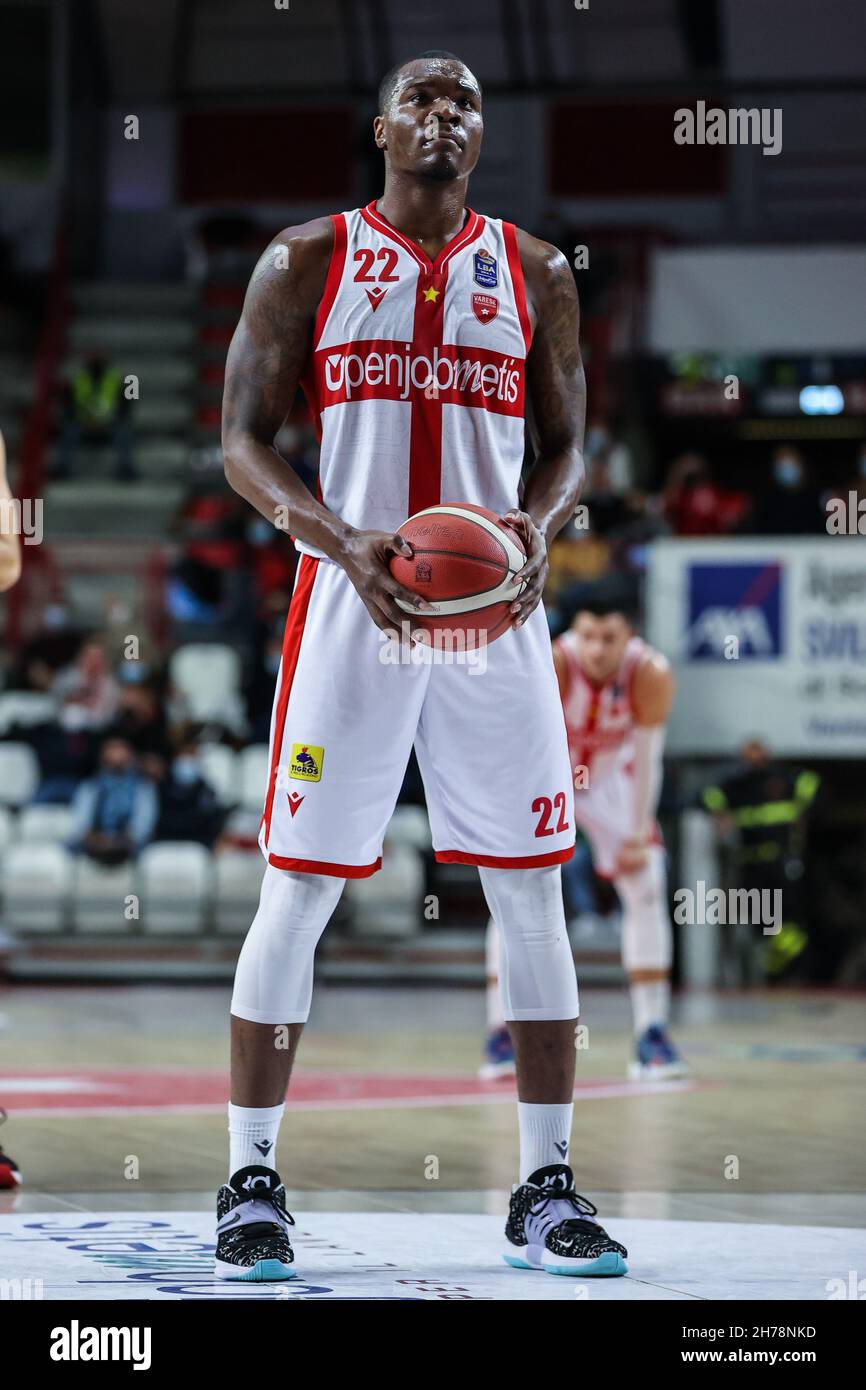 Jalen Jones #22 di Pallacanestro Varese OpenJobMetis in azione durante il basket italiano LBA Lega Basket Una gara stagionale regolare 2021/22 tra OpenJobMetis Varese e Bertram Derthona Basket Tortona all'Enerxenia Arena di Varese, Italia, il 20 novembre 2021 Foto Stock