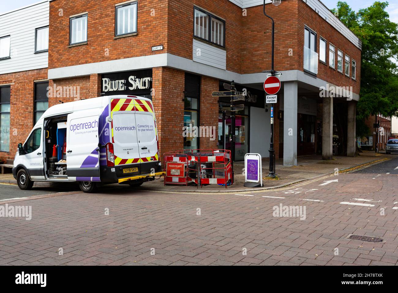 Woodbridge Suffolk UK Agosto 08 2021: BT OpenREACH van parcheggiato in una strada del centro città a Suffolk. Un operatore sta lavorando dietro le barriere di una rete Foto Stock