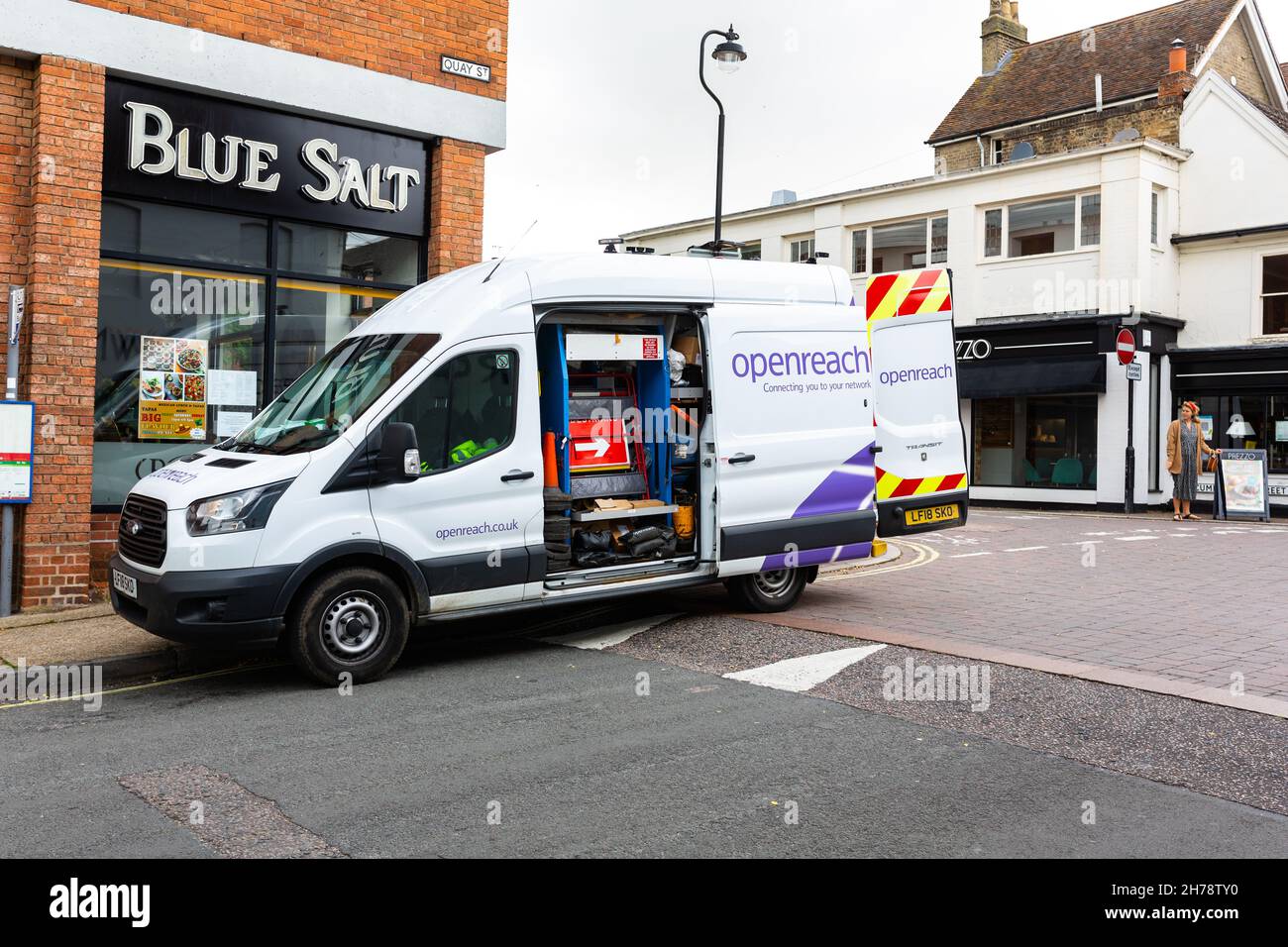 Woodbridge Suffolk UK Agosto 08 2021: BT OpenREACH van parcheggiato in una strada del centro città a Suffolk Foto Stock