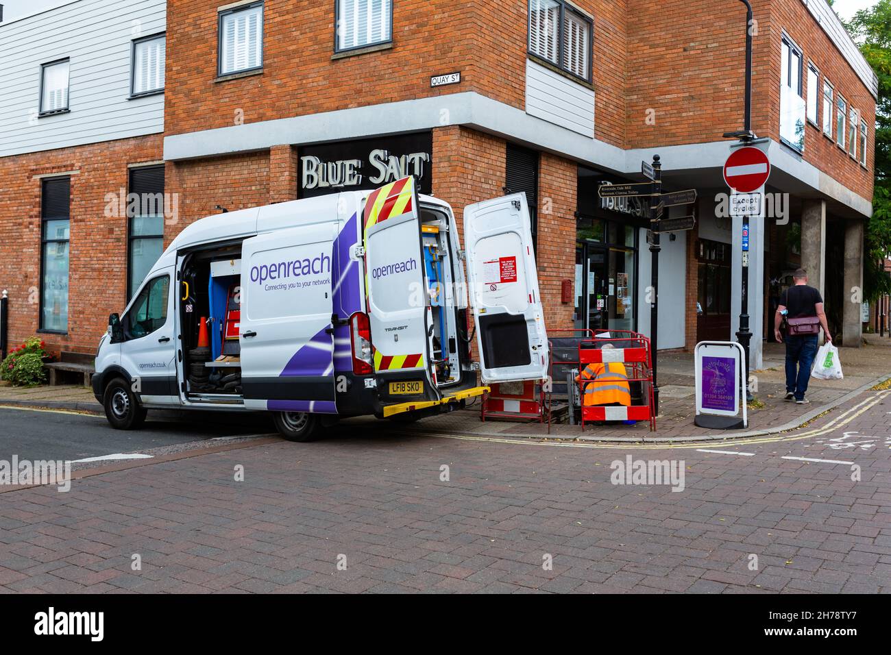 Woodbridge Suffolk UK Agosto 08 2021: BT OpenREACH van parcheggiato in una strada del centro città a Suffolk. Un operatore sta lavorando dietro le barriere di una rete Foto Stock
