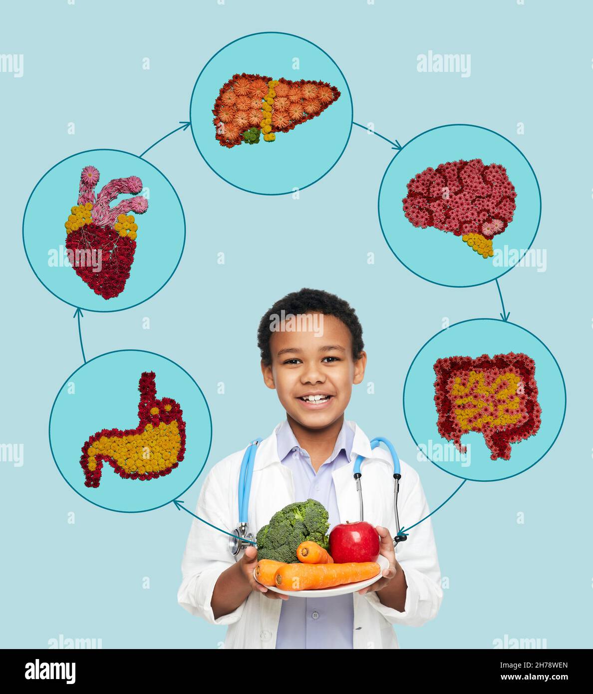 Concetto di nutrizione sana dei bambini. Il ragazzo africano americano che indossa l'uniforme del medico con le verdure e la frutta sane raccomanda l'alimento naturale per il bambino Foto Stock