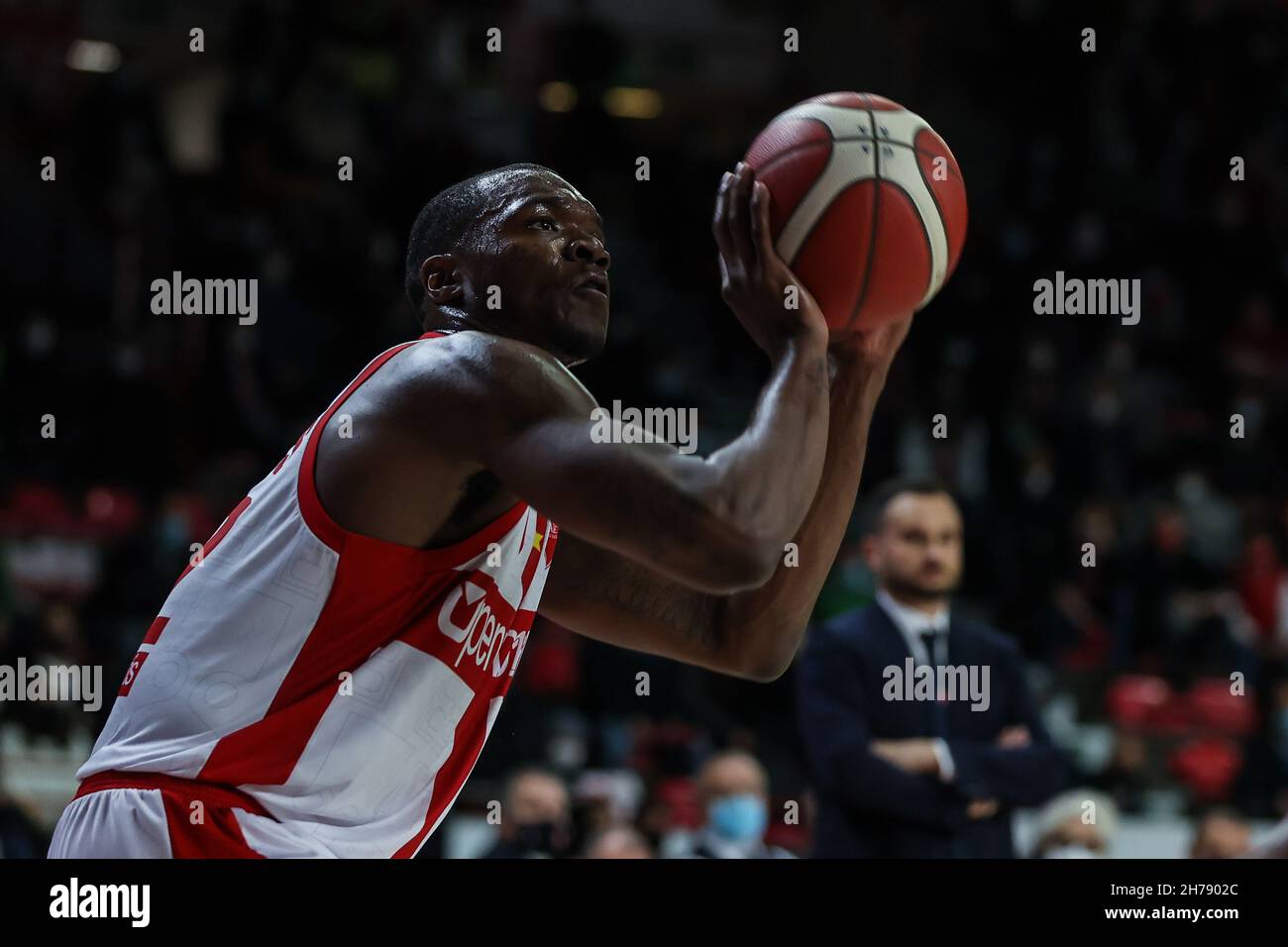 Jalen Jones #22 di Pallacanestro Varese OpenJobMetis in azione durante il basket italiano LBA Lega Basket Una gara stagionale regolare 2021/22 tra OpenJobMetis Varese e Bertram Derthona Basket Tortona all'Enerxenia Arena di Varese, Italia, il 20 novembre 2021 Foto Stock