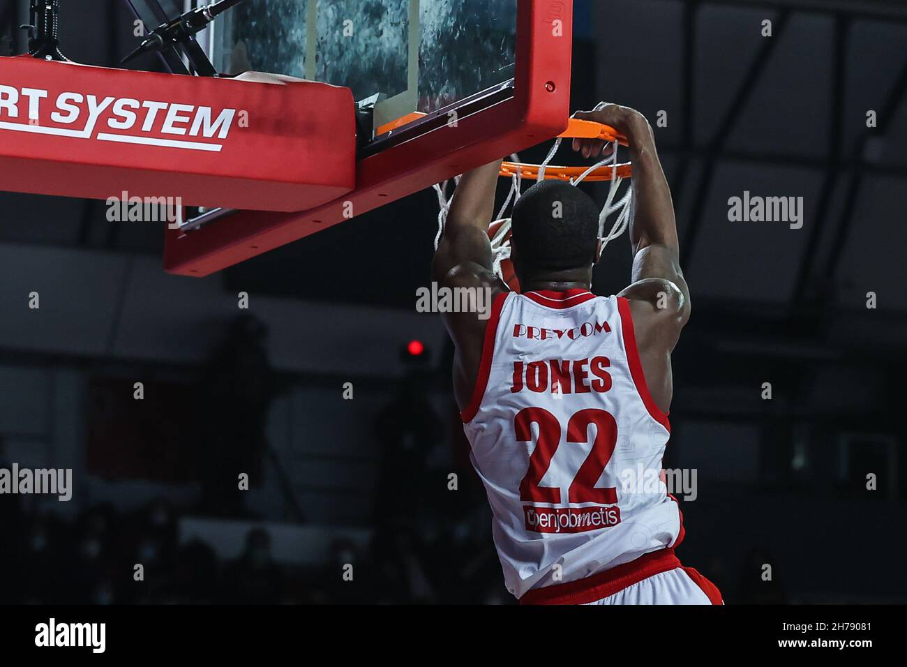 Jalen Jones #22 di Pallacanestro Varese OpenJobMetis in azione durante il basket italiano LBA Lega Basket Una gara stagionale regolare 2021/22 tra OpenJobMetis Varese e Bertram Derthona Basket Tortona all'Enerxenia Arena di Varese, Italia, il 20 novembre 2021 Foto Stock